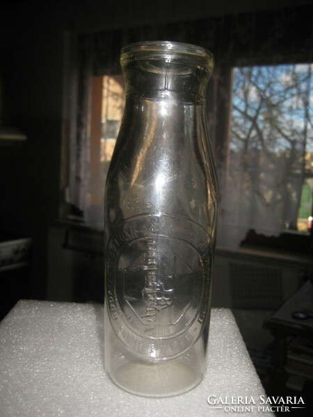 Tejes üveg  : Bpest  Székesfőváros  Anya és Kisdedvédelmi  Intézet , odalán beosztásokkal