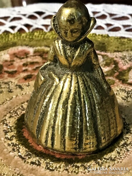 Antik, sárgaréz cselédhívó csengő, úrhölgy kosárral szobor, gyönyörű kidolgozású