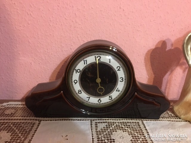 A very rare porcelain mantel clock in the shape of a Napoleon hat