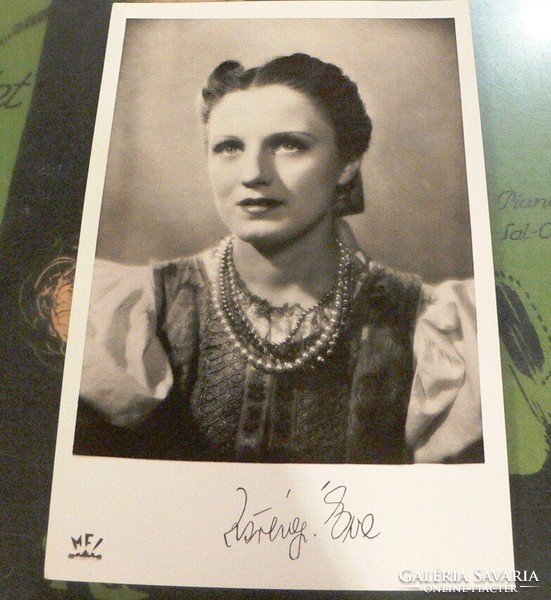 Printed signature of éva Szörényi on the photo postcard depicting her