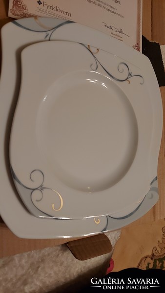 Fyrklövern porcelán tányérok 18 karátos arannyal díszített minta