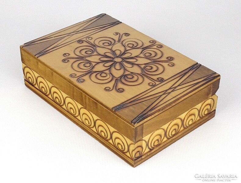 1M036 old small decorative burnt wooden box