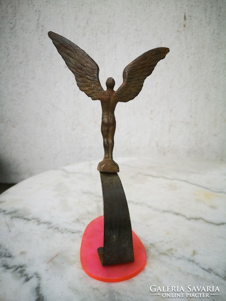 Különleges Art Deco Szecesszió stílusú Ikarus szobor fémből.(Meztelen repülő férfi) bakelit talpon