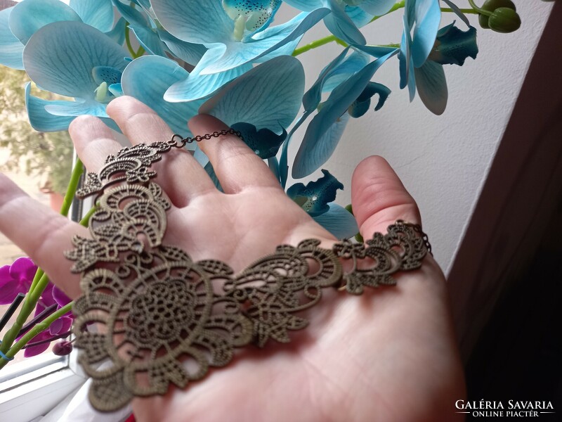 Bronze necklace with a lace effect