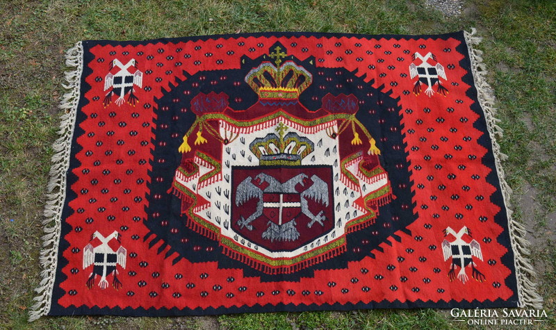 Coat-of-arms carpet.