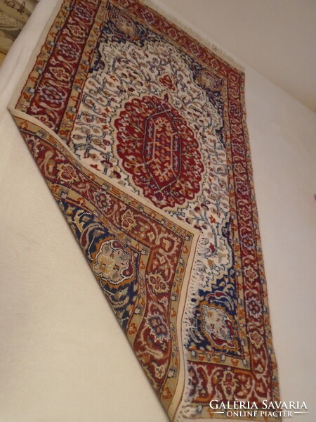 Szépséges  medalion motívumos kézi csomózású keleti gyapjú perzsa szőnyeg kifogástalan