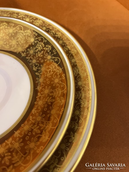 A wonderful Weimar tea set. Richly gilded with a detailed pattern. It shines in the light