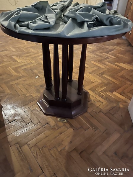 Salon table in perfect condition, beautiful. It also has a thick glass plate