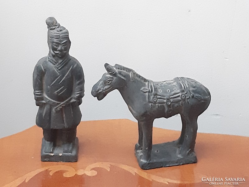 Kínai agyagkatona és ló replika Kínából szürke terrakotta szobor