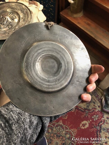 Wall dish made of pewter, handmade, 18 cm in diameter