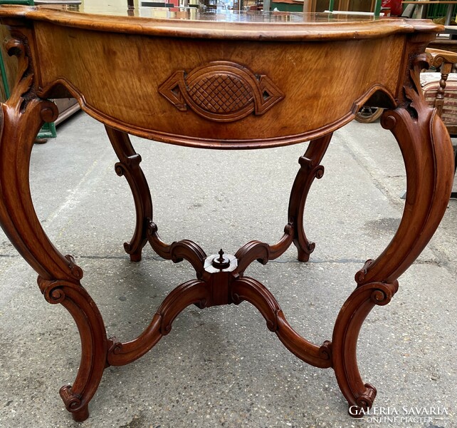 Barokk kecses asztal