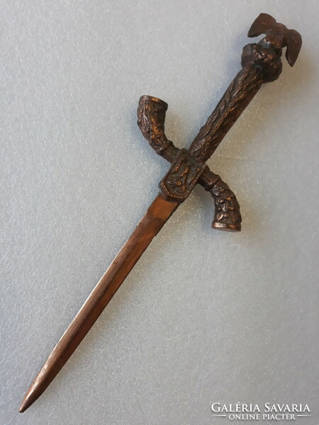 A leaf-cutting dagger with an eagle handle made of bronze