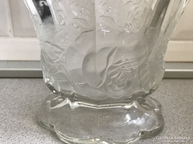 Antik üvegváza savmart rózsa mintával, 20 cm magas