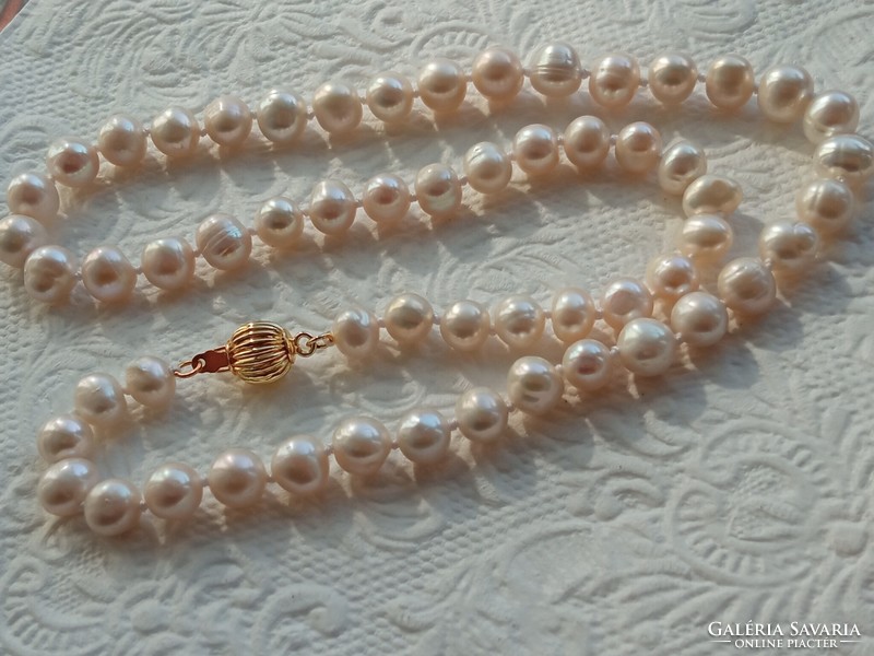 A cultured freshwater necklace