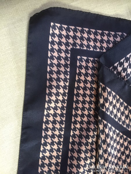 Tyúkláb-mintás design  selyem díszkendő