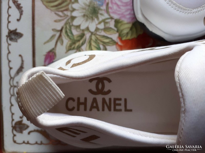 Chanel shoes for 40 feet