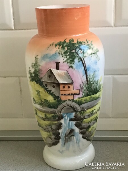 Kézzel festett tejüveg váza, 30 cm magas