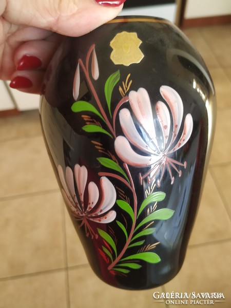 Német, fekete üveg váza, veb jelzéssel eladó! Gyönyörű kézzel festett fekete üveg váza