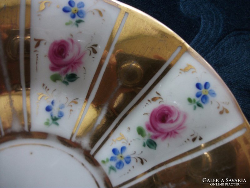 1844  KPM Berlin opulensen aranyozott rózsás teás csésze alátét