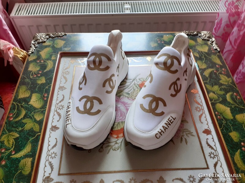 Chanel shoes for 40 feet