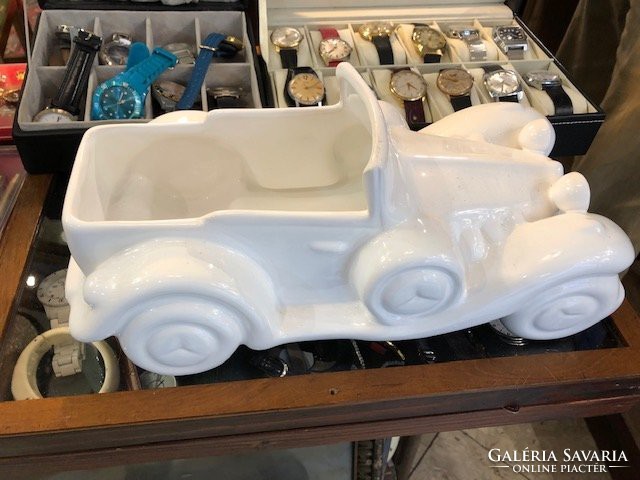 Huge 40 cm porcelain old car in perfect condition.