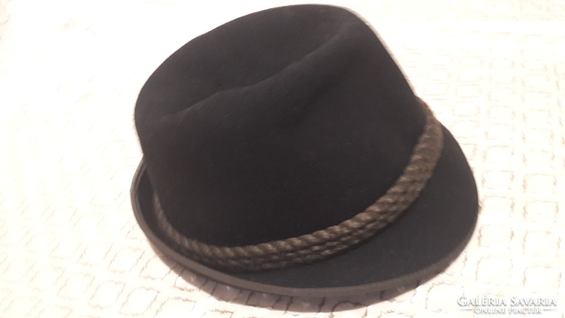 Old hunting hat with badges (m3517)