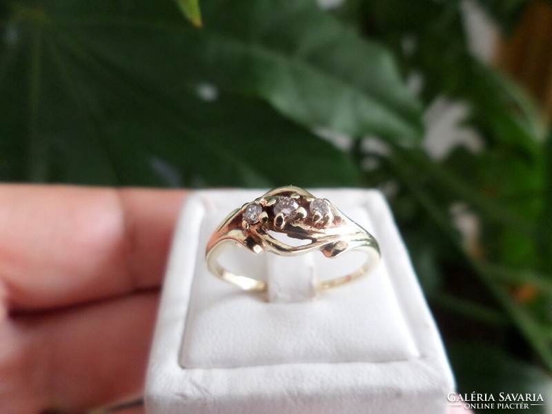 Arany gyűrű 3 kis briliánssal