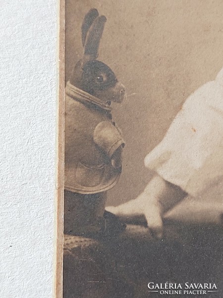 Antik gyerekfotó Mai Manó és Társa Budapest fénykép kislány nyuszival