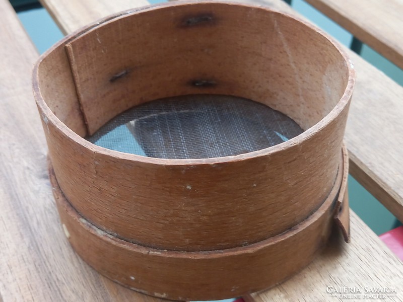 Antik cukrászati eszköz: patinás kisebb porcukor szita