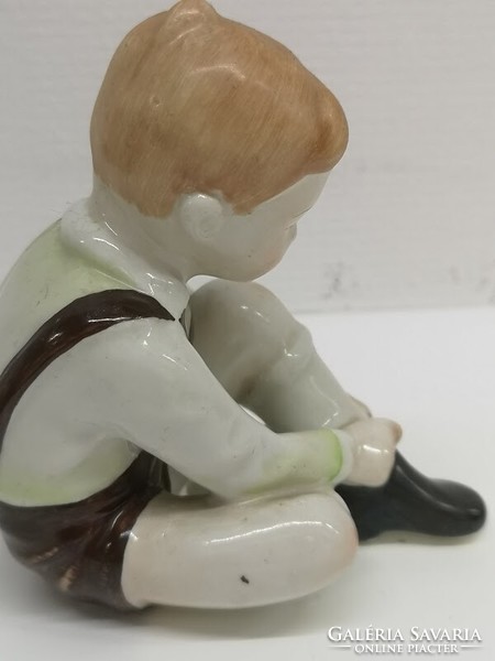 Aquincum kézzel festett porcelán cipőt húzó kisfiú szobor - 50048