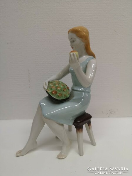 Hollóházi porcelán szobor lány almával - 50046