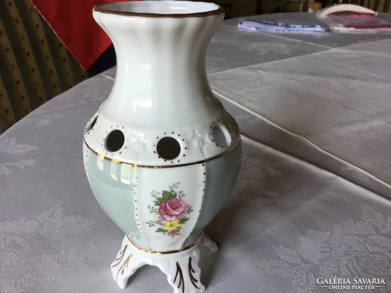 Áttört, mintás porcelán váza, különleges