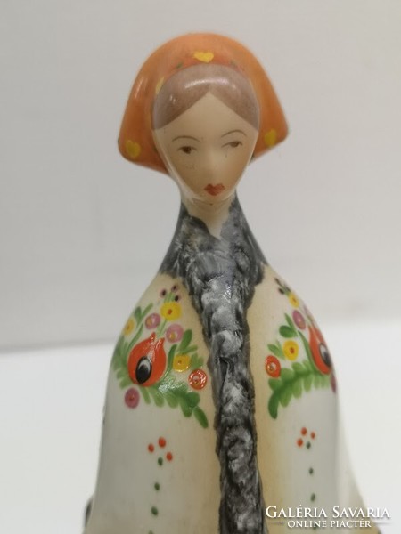 Aquincumi porcelán női figura népviseletben - 50047