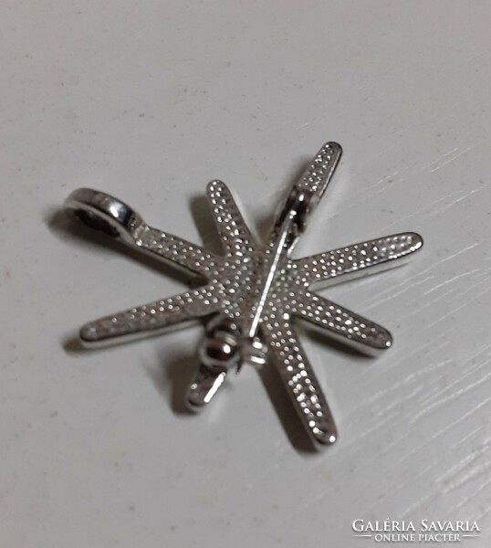 A silver-plated brooch studded with beautiful polished sparkling white stones can also be used as a pin pendant