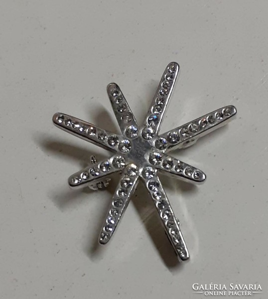 A silver-plated brooch studded with beautiful polished sparkling white stones can also be used as a pin pendant