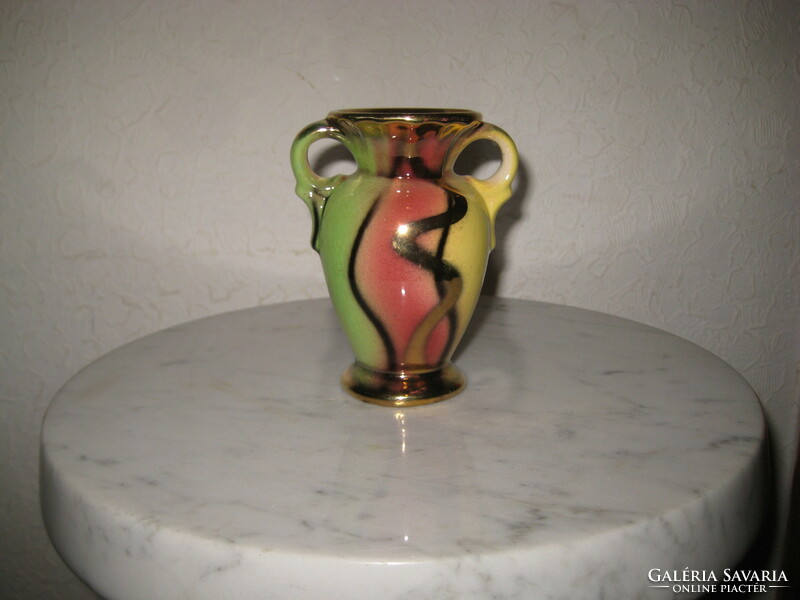 Régi , kvalitásos kis váza , porcelánból  sok  arannyal díszítve   11 cm  cm , nem jelzett