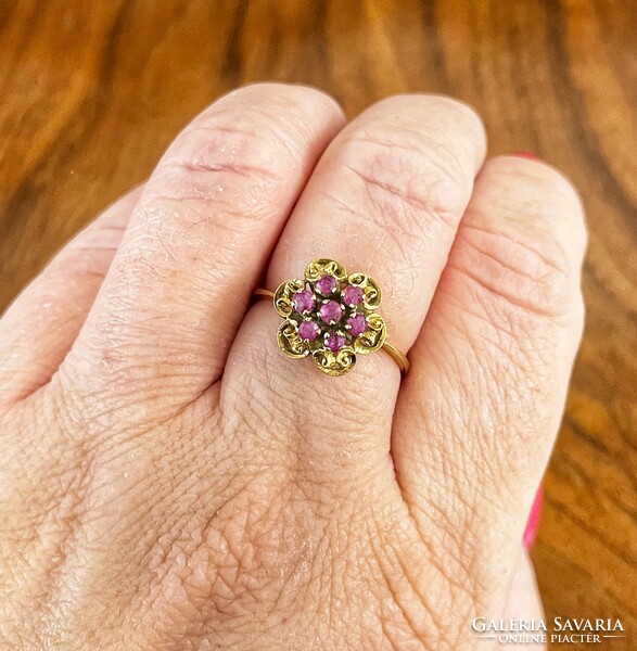 18K gold ring with ruby stones - 2.8G