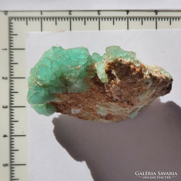 Természetes, élénkzöld Fluorit kristálycsoport. 31 gramm