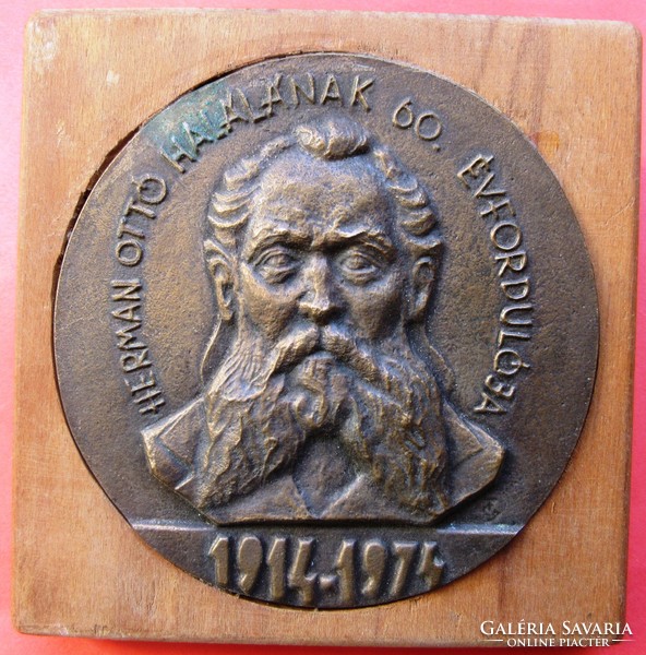 Herman Ottó bronzplakett 1914-1974, falapon, jelzett,12,5 x 12,5x4,3 cm a falap, plakett 10,6 cm átm