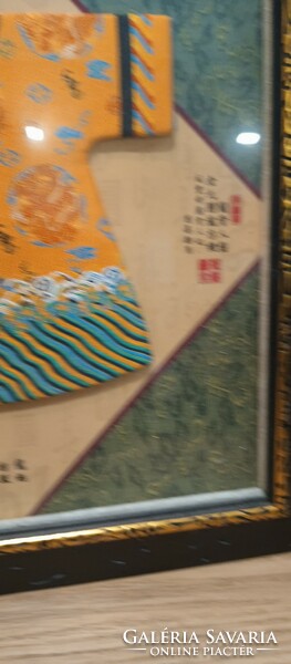Kínai hímzett qing dinasztia császári  köntöse keretben. Alkudható.