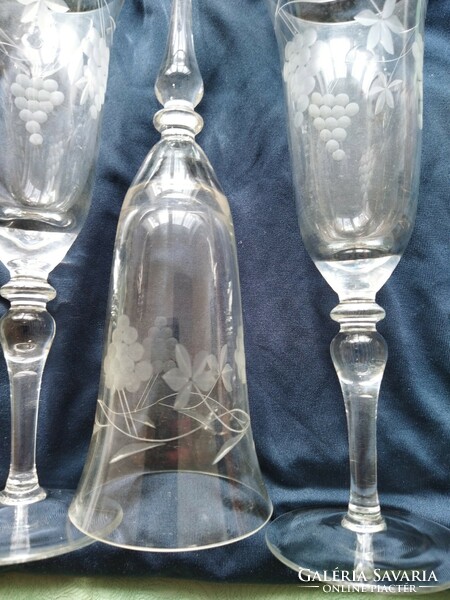 Grape stemmed glass with 5+ matching serving glasses