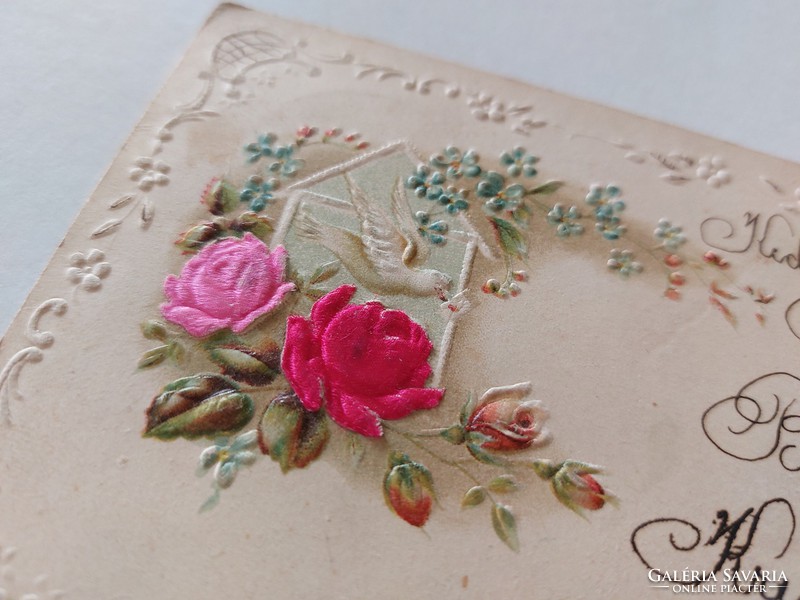Régi képeslap 1900 dombornyomott levelezőlap selyem rátéttel rózsa galamb nefelejcs