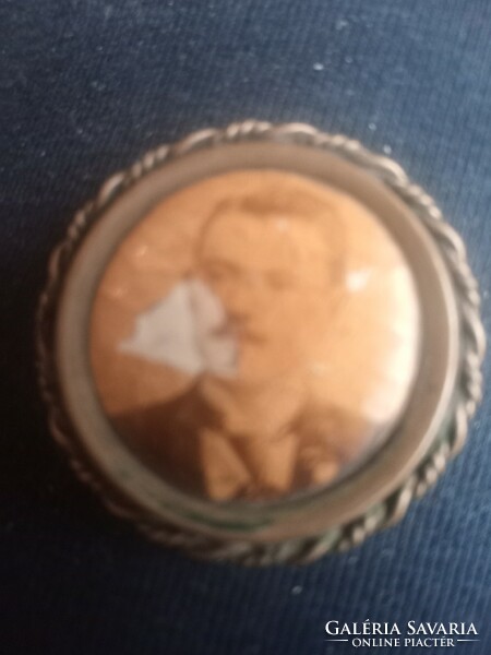 Antique portrait brooch of the xx. From the beginning of the century