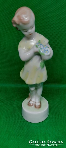 Zsolnay kislány virággal figura