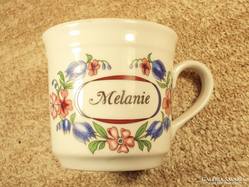Porcelán bögre Melanie felirattal virág mintás