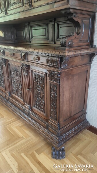 Neo-Renaissance sideboard with lion feet (castle furniture)