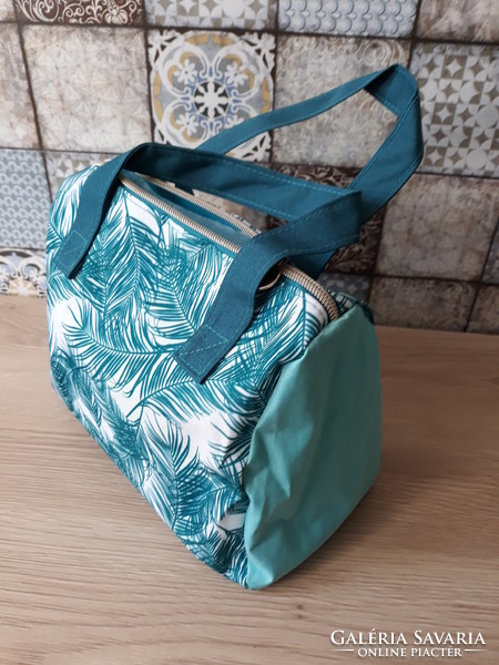 New cosmetic bag, essential oil