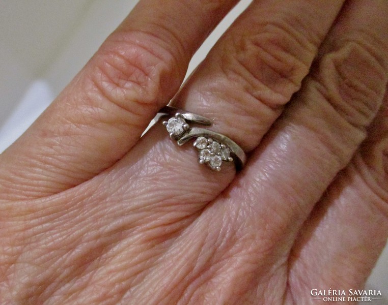 Gyönyörű fehér köves ezüstgyűrű
