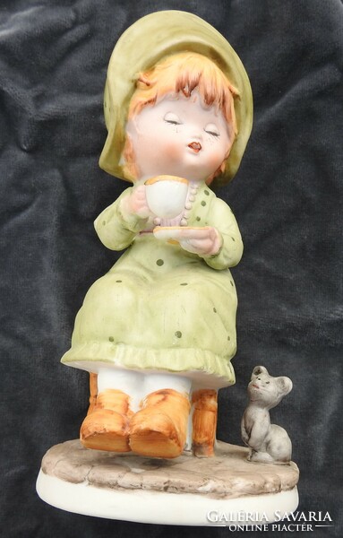 Biszkvit kézzel festett porcelán figura _ kislány cicával