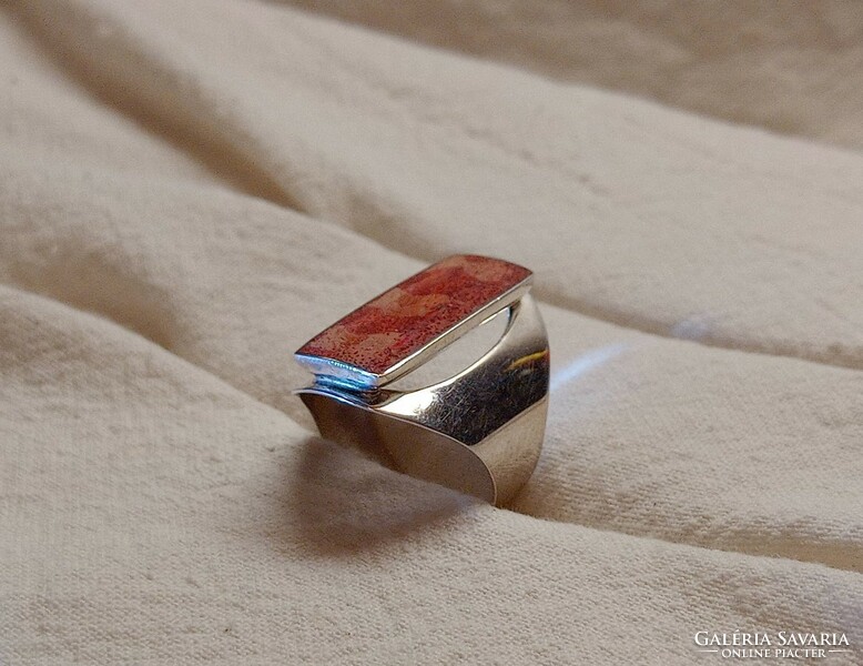 With video! Silver ring with 16x9mm large coral, 925 silver.